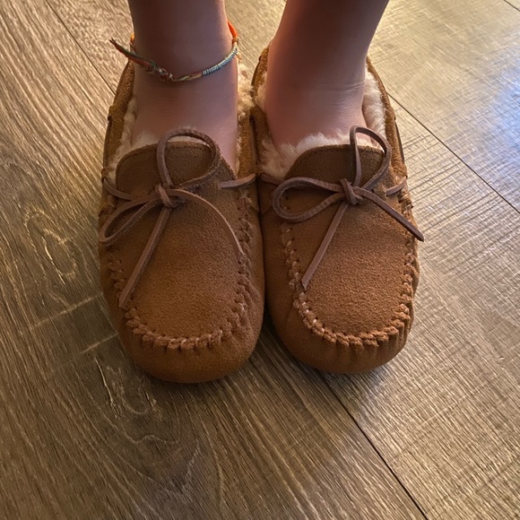 Ugg Dakota slipper chestnut big kid size 4 - Picture 2 of 7